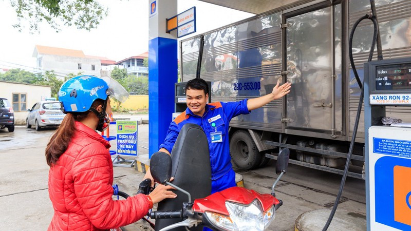 Khách hàng mua xăng tại cửa hàng kinh doanh xăng dầu của Petrolimex. 11.jpg