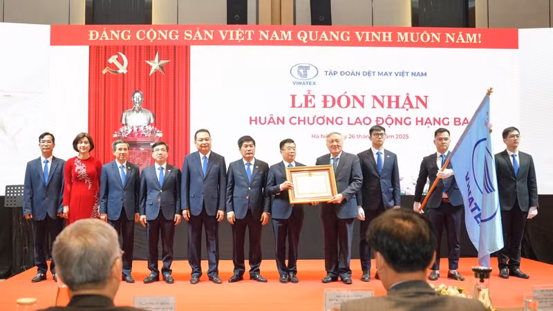 Phó Thủ tướng Thường trực Chính phủ Nguyễn Hòa Bình trao Huân chương Lao động hạng Ba cho Tập đoàn Dệt may Việt Nam. (Ảnh: PV)