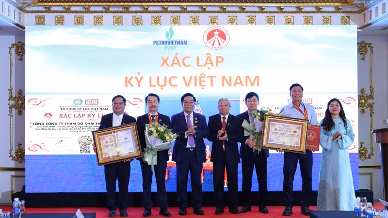 Chủ tịch Hội đồng Tổ chức Kỷ lục Việt Nam Lê Doãn Hợp trao chứng nhận xác lập kỷ lục Việt Nam cho hai hạng mục tiêu biểu của dự án mỏ Đại Hùng tới lãnh đạo PVEP cùng đại diện các cán bộ nghiên cứu công trình.