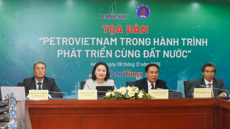 Các chuyên gia tham dự tọa đàm.
