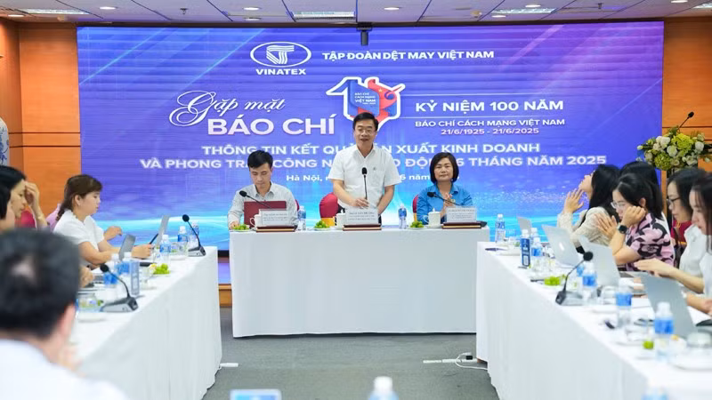 Lãnh đạo Vinatex thông tin về kết quả hoạt động sản xuất kinh doanh 6 tháng đầu năm 2025.