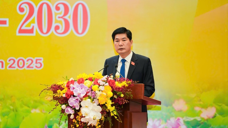 Phó Bí thư Đảng uỷ, Tổng Giám đốc Vinatex Cao Hữu Hiếu trình bày báo cáo tại đại hội. dm-31.jpg