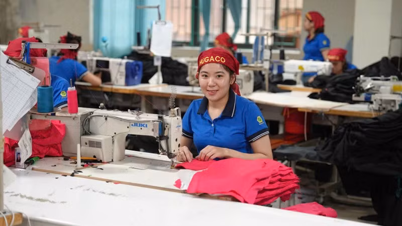 Sản xuất hàng may mặc tại Tổng công ty May Hưng Yên.