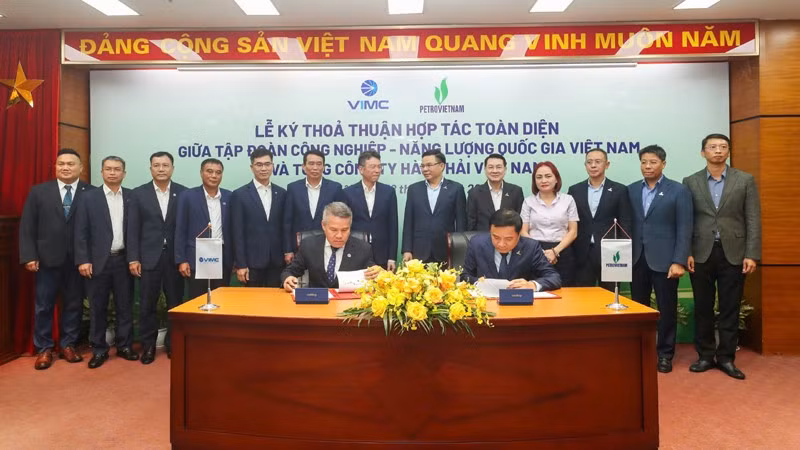 Tổng Giám đốc Petrovietnam Lê Ngọc Sơn và Tổng Giám đốc VIMC Nguyễn Cảnh Tĩnh ký kết thỏa thuận hợp tác toàn diện.