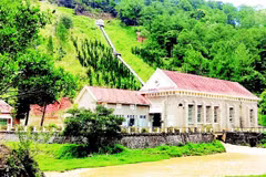 Ankroet là công trình thủy điện đầu tiên tại Việt Nam, nhà máy mang dáng dấp của biệt thự Pháp cổ.