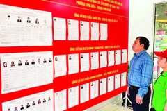 Cử tri phường Long Biên nghiên cứu tiểu sử các ứng cử viên đại biểu Quốc hội khóa XVI và đại biểu Hội đồng nhân dân các cấp nhiệm kỳ 2026-2031.