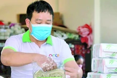 Sản xuất và đóng gói mì gạo Chũ tại Hợp tác xã Thuận Hưng.