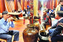 1. Du khách trải nghiệm văn hóa rượu cần của người Ê Đê.