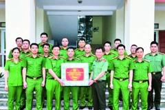Lãnh đạo Công an thành phố Hải Phòng tặng quà động viên Công an xã Lạc Phượng, đơn vị thực hiện hiệu quả phong trào thi đua “Vì an ninh Tổ quốc”. (Ảnh THẾ KHOA)