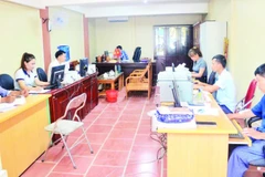 Cán bộ, công chức xã Núa Ngam khắc phục tình trạng không gian làm việc chật hẹp, quyết tâm hoàn thành nhiệm vụ.