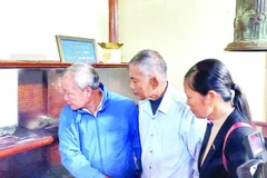 Thân nhân các liệt sĩ xem di vật được tìm thấy trong hang.