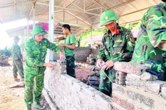 Cán bộ, chiến sĩ lực lượng vũ trang tỉnh Điện Biên giúp các gia đình bị thiệt hại do lũ quét ở bản Háng Pù Xi, xã Xa Dung làm nhà mới.