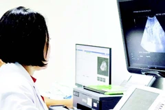 Siêu âm kiểm tra sức khỏe mẹ và con trước khi sinh ở Bệnh viện Phụ sản Hải Dương.