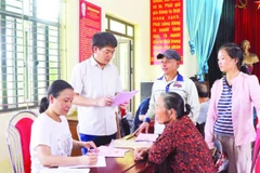 Lãnh đạo xã Gia Bình trực tiếp xuống các thôn nắm bắt tâm tư, tình cảm của nhân dân, giải đáp những vướng mắc cho bà con.