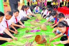 Học sinh xã Nghĩa Lộ tham gia hoạt động ngoại khóa đan thủ công đồ dân dụng.