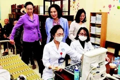 Chuẩn bị khám sàng lọc cho người dân. (Ảnh THÀNH CHÂU)