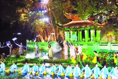 Trình diễn vẻ đẹp của áo dài tại không gian hồ Văn (Di tích Văn Miếu - Quốc Tử Giám).