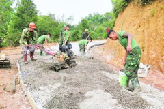 Cán bộ, chiến sĩ Trung đoàn 12, Sư đoàn 3, Quân khu 1 hỗ trợ đổ bê-tông con đường Cao Minh-Lũng Mắt.