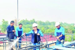 Công nhân Nhà máy nước sạch Tiền Tiến kiểm tra hệ thống bể lọc.