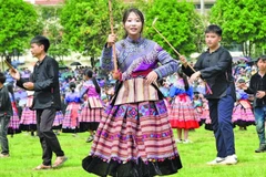 Nam nữ phối hợp trong điệu múa gậy.