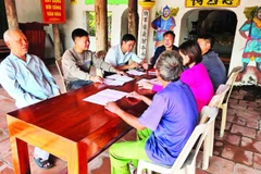 Người dân thôn Bái Ân, xã Tống Sơn nghe tuyên truyền về chiến dịch 90 ngày làm sạch dữ liệu đất đai.