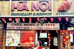 1. Các cửa hiệu được trang hoàng đón chào ngày lễ lớn.