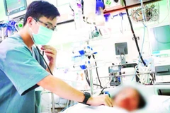 Bác sĩ Bệnh viện Chợ Rẫy thăm khám cho bệnh nhân B.