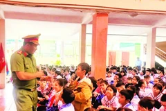 Một em nhỏ đặt câu hỏi về tình huống giao thông, thể hiện sự quan tâm đến an toàn khi đi trên đường phố.