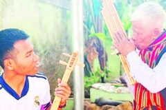 Ông Hảo (phải) tích cực truyền dạy cho thế hệ trẻ cách sử dụng nhạc cụ truyền thống.