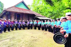 Nghệ thuật chiêng Mường thường được biểu diễn vào các lễ hội, được công nhận là văn hóa phi vật thể quốc gia.