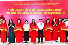 Các đại biểu cắt băng khai mạc triển lãm