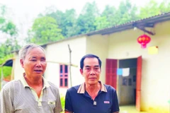 Ông Đặng Bá Văn (bên phải) cùng ông Nguyễn Văn Hồng bên ngôi nhà nhân ái.