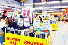 Doanh nghiệp bán lẻ kỳ vọng, các chương trình khuyến mại, giảm giá sẽ góp phần thu hút mua sắm, kích cầu tiêu dùng trong các tháng cuối năm.