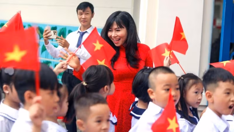 Cô trò rộn ràng ngày khai giảng năm học mới.