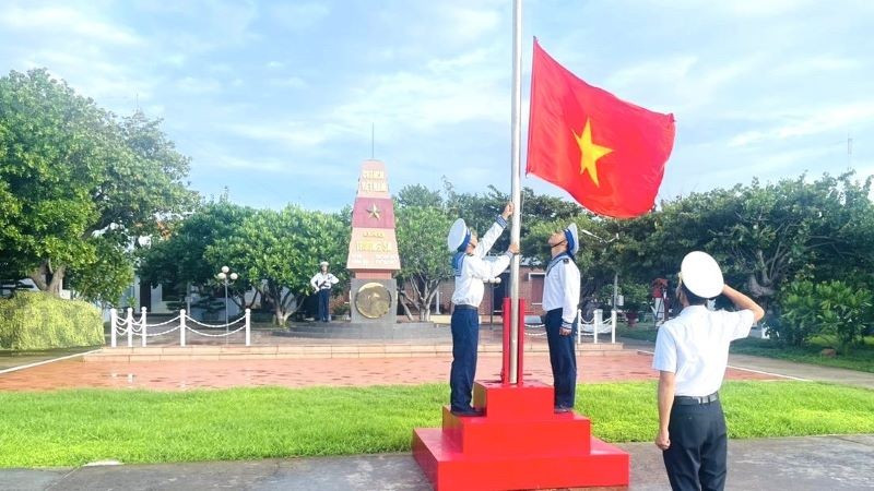 Thượng cờ Tổ quốc ở đảo Trường Sa.
