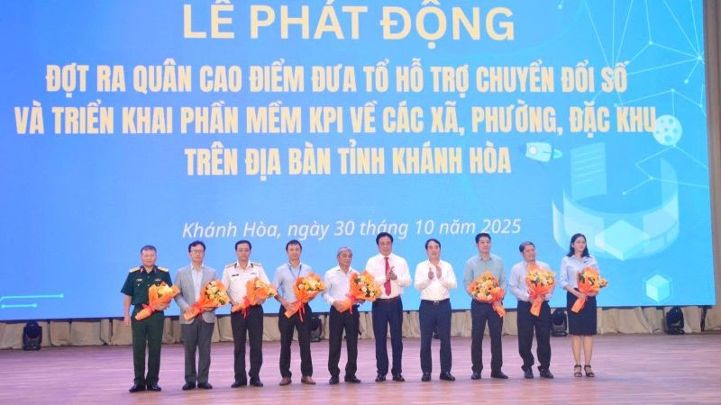 Lãnh đạo tỉnh tặng hoa các thành viên trong Tổ hỗ trợ chuyển đổi số và triển khai phần mềm KPI tại các xã, phường, đặc khu trên địa bàn tỉnh Khánh Hòa.