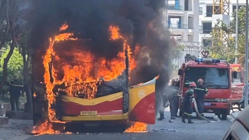 Lửa bao trùm ô-tô khách đang đỗ bên đường ở Nha Trang. (Ảnh: CTV)