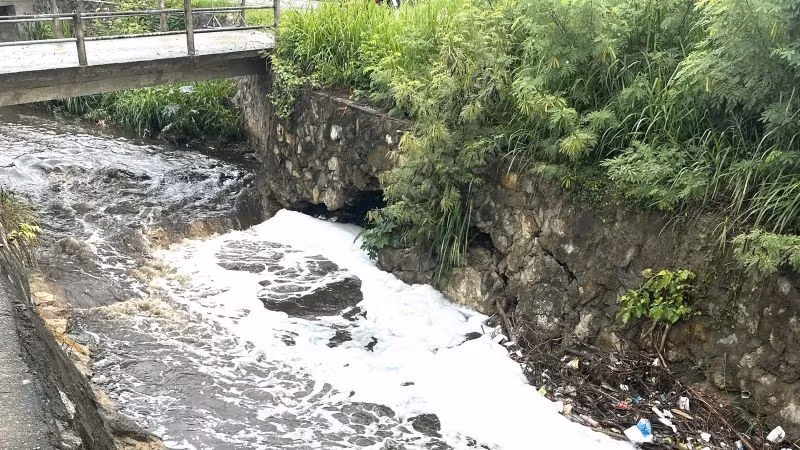 Dòng nước có màu đen, bọt trắng xóa, mùi hôi nồng nặc được xả thẳng ra biển phía bắc Nha Trang.