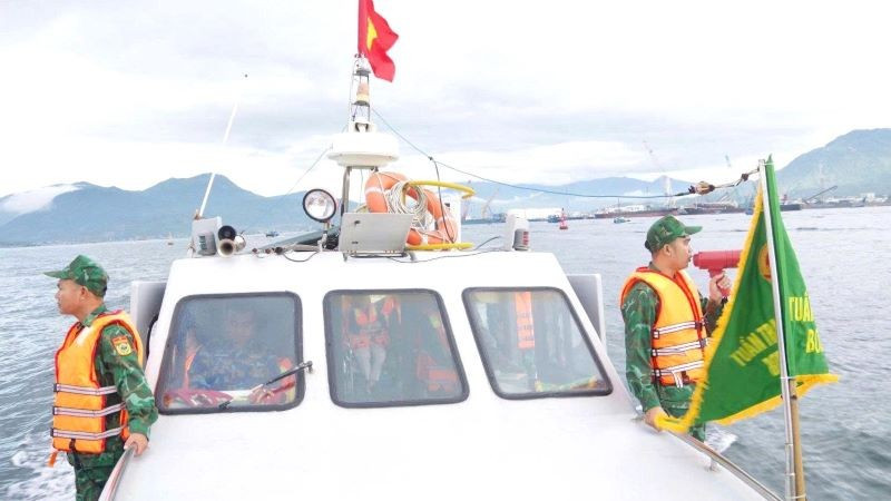 Bộ đội Biên phòng tỉnh Khánh Hòa hướng dẫn tàu thuyền di chuyển vào nơi tránh trú an toàn.