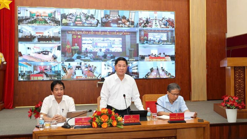 Đồng chí Trần Quốc Nam, Chủ tịch Ủy ban nhân dân tỉnh phát biểu tại cuộc họp.