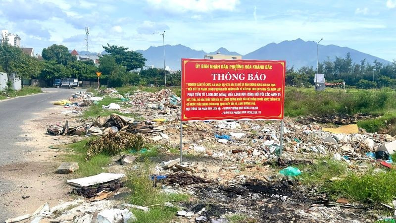 Rác thải đổ tràn lan ngay dưới biển cấm.