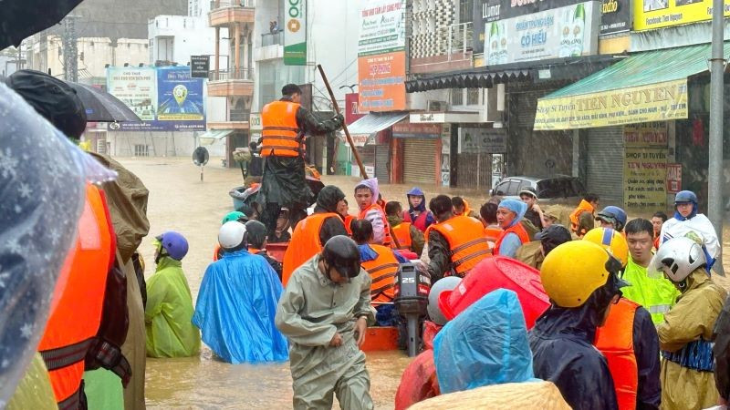 Người dân đợi lực lượng chức năng cứu người thân từ vũng lũ ra tại đường 23/10 phường Tây Nha Trang.