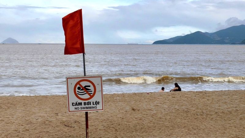 Cảnh báo du khách tắm biển trong mùa mưa bão tại Nha Trang.