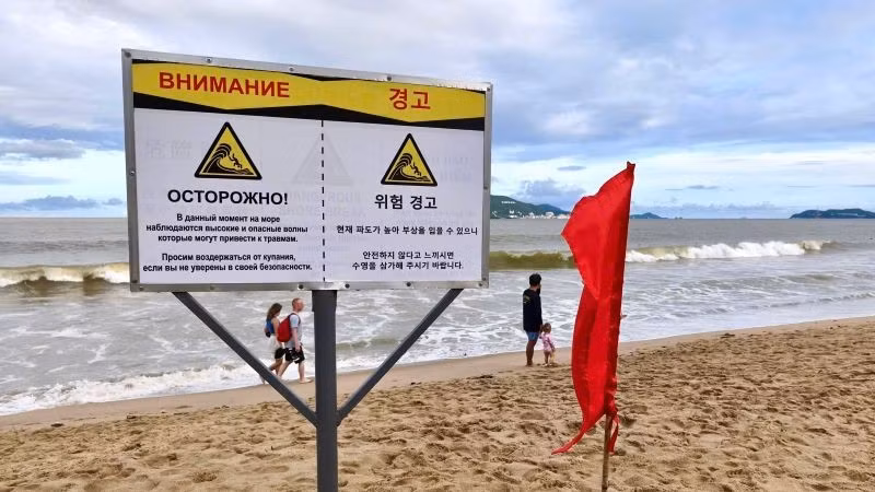 Chính quyền cắm biển cảnh báo bằng tiếng nước ngoài khuyến cáo người dân và du khách nâng cao cảnh giác, tránh xảy ra tai nạn đáng tiếc tại bãi biển Nha Trang.