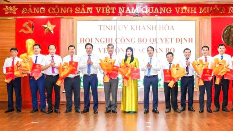 Lãnh đạo Tỉnh ủy tặng hoa chúc mừng các đồng chí được điều động, bổ nhiệm.