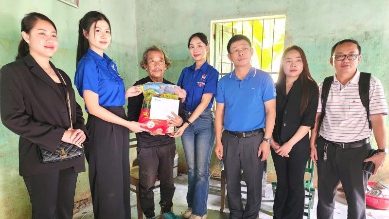 Đoàn công tác của Báo Tiền Phong đã trao phần quà gồm 10kg gạo và 5 triệu đồng tiền mặt cho mỗi hộ dân thuộc diện thiệt hại nặng tại phường Tây Nha Trang.