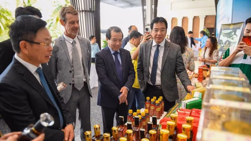 Các đại biểu tham quan gian hàng đặc sản tỉnh Khánh Hòa trước khi vào hội thảo.