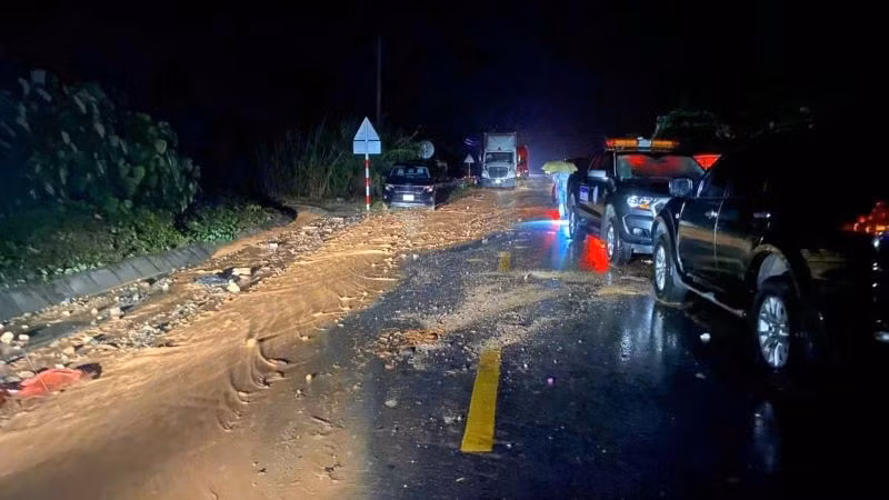 Sạt lở đất gây tai nạn nghiêm trọng tại đèo Khánh Lê (Khánh Hòa).