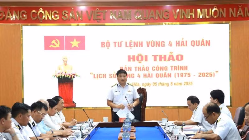 Đồng chí Thượng tá Bùi Xuân Bình, Bí Thư Đảng ủy, Chính ủy Vùng 4 Hải quân phát biểu tại Hội thảo. 