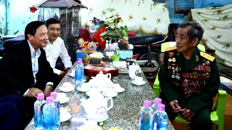 Phó Chủ tịch Quốc hội Nguyễn Khắc Định thăm hỏi, động viên Anh hùng Lực lượng vũ trang nhân dân Nguyễn Đức Quân, tỉnh Khánh Hòa.